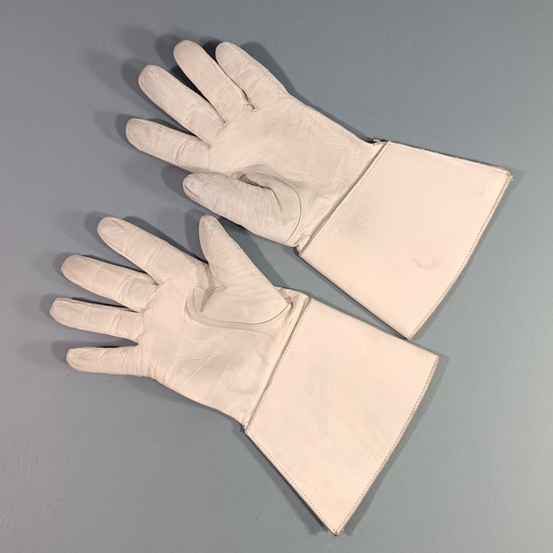 PAIRE DE GANTS CRISPIN EN CUIR BLANC CAVALERIE GENDARMERIE GARDE REPUBLICAINE GARDE AU DRAPEAU SAPEURS TAILLE 8.5